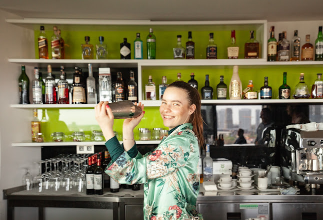 Opinii despre Bar & Lounge Outlook Bratislava în Bratislava - Gastronómia a pohostinstvo