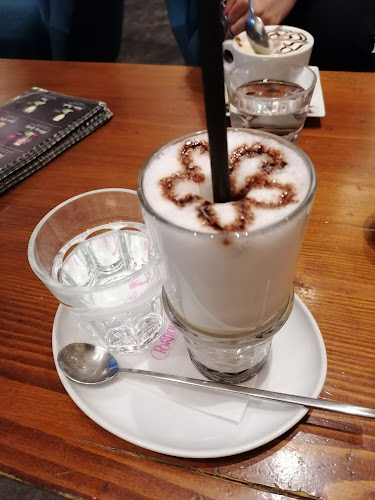 Opinii despre Montmartre Café Gallery în Bratislava - Gastronómia a pohostinstvo