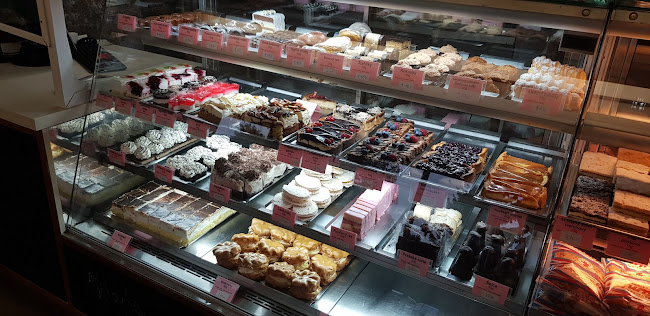 Opinii despre Café Kolonáda, Caffe Family în Piešťany - Gastronómia a pohostinstvo