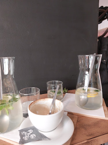 Comentarii opinii despre MÚV café