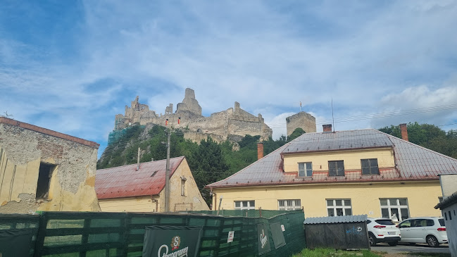 Ponorka pod hradom Beckov - Gastronómia a pohostinstvo