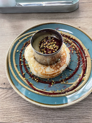 Opinii despre BIZY Cafee & Lounge în Nové Zámky - Gastronómia a pohostinstvo