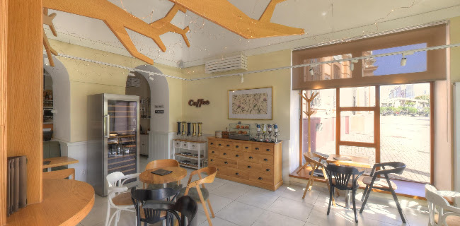 Kaviareň pod stromom