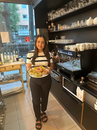 Komárnická 16955, 821 03 Bratislava