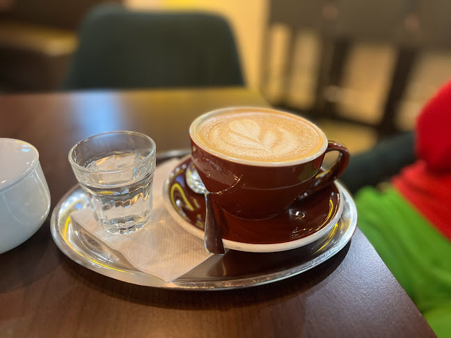 Opinii despre Hollywood Café (OC Max) în Poprad - Gastronómia a pohostinstvo