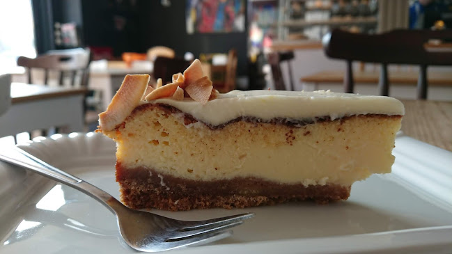 vchod pre zákazníkov z prednej časti paneláku, Račianska 81, 831 02 Bratislava