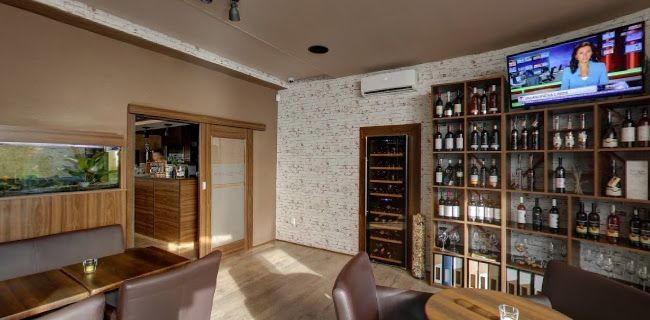 Cosmopolitan coffee and wine bar - Gastronómia a pohostinstvo