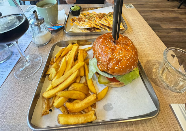 Fat Louis Burger - Gastronómia a pohostinstvo