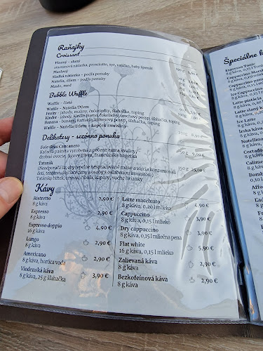 Kaviareň pod stromom