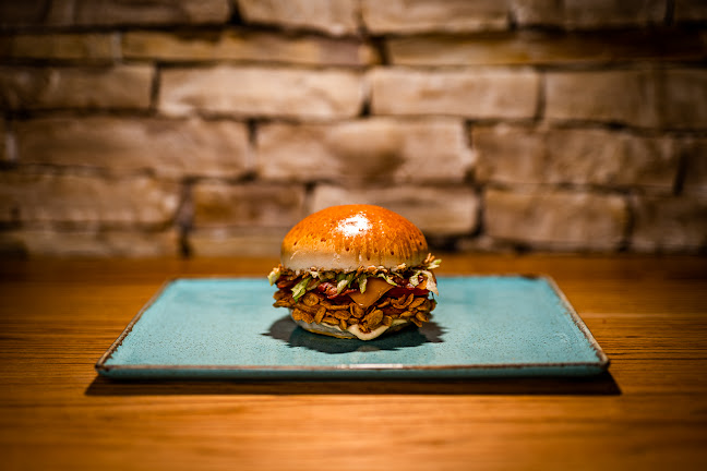 Opinii despre Hajcer burger & bowling în Partizánske - Gastronómia a pohostinstvo