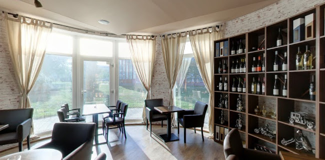 Cosmopolitan coffee and wine bar