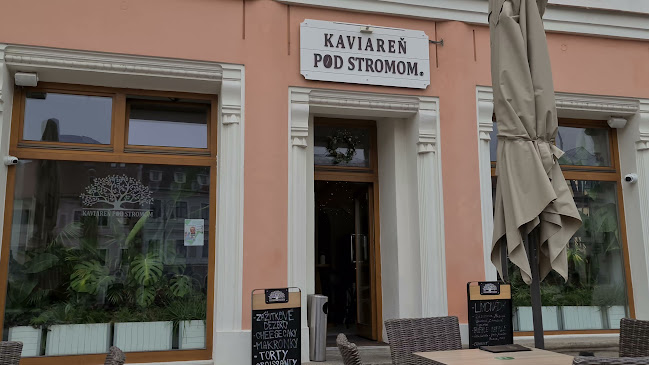Kaviareň pod stromom