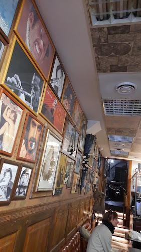 Comentarii opinii despre Divná pani Starí muži cigar bar