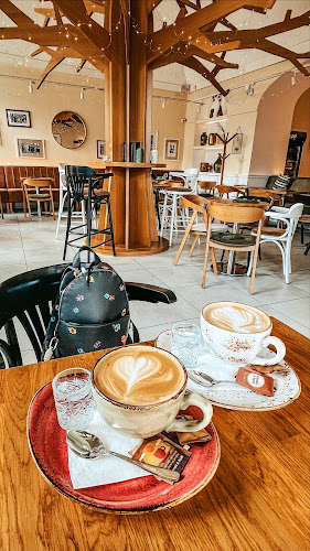 Kaviareň pod stromom