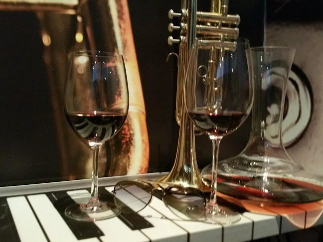 Momo Music Bar & Restaurant