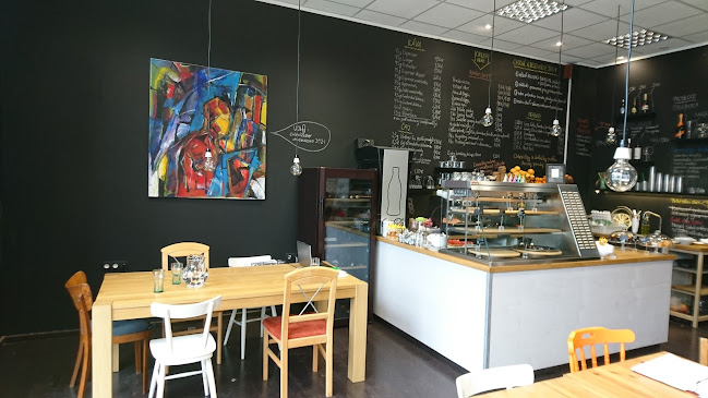 vchod pre zákazníkov z prednej časti paneláku, Račianska 81, 831 02 Bratislava