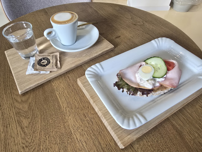 vchod pre zákazníkov z prednej časti paneláku, Račianska 81, 831 02 Bratislava