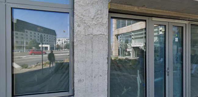 Le Petit Cafe & Restaurant